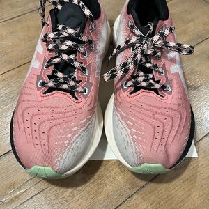 Preloved - Asics Novablast 4 Stylish Sneakers